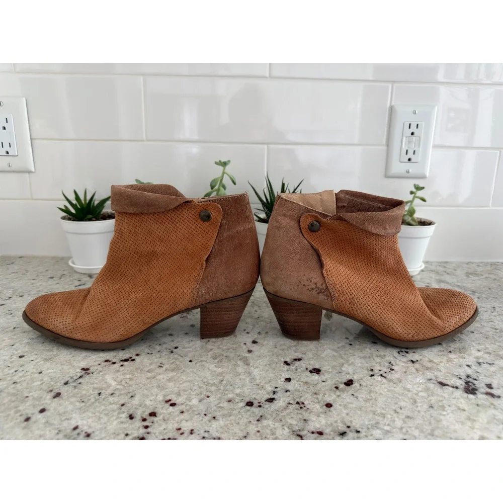 Unity in Diversity Tan Perforated‎ Leather Ankle Boots Size 39 (US 8.5)